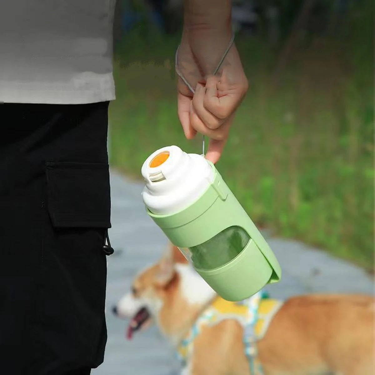 Tragbare Hunde Trinkflasche mit Futterbehälter